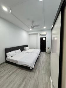 ENTIRE SEMI D BBQ KTV ROOM PETS FRIENDLY CORNER LOT SRI PETALINg