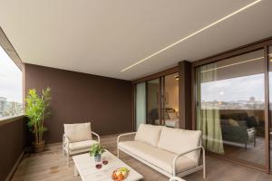 High-End Flat with Rooftop Pool & Views by HostWise