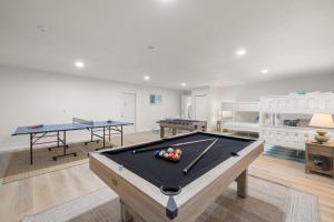 Hot Tub Sportscourt Game Room 5 min to Beach