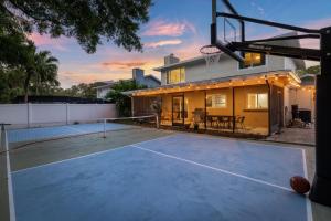 Hot Tub Sportscourt Game Room 5 min to Beach