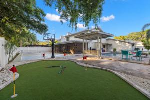 Hot Tub Sportscourt Game Room 5 min to Beach