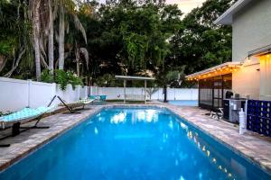 Hot Tub Sportscourt Game Room 5 min to Beach