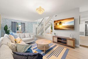 Hot Tub Sportscourt Game Room 5 min to Beach