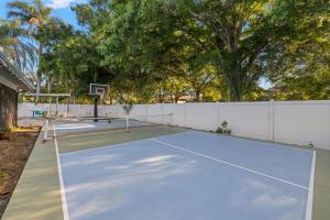 Hot Tub Sportscourt Game Room 5 min to Beach