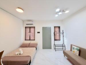 Anchetas Tiny Home - Near Clark Airport with Parking, Pool, Netflix