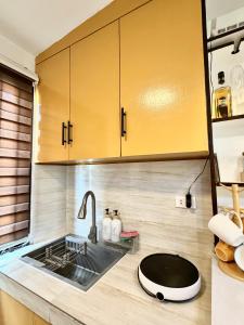 Anchetas Tiny Home - Near Clark Airport with Parking, Pool, Netflix