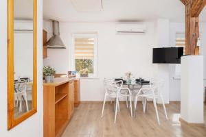 Klimatyzowany Apartament z Dwiema Sypialniami w Centrum Krakowa Blisko Rynku i Parku by Noclegi Renters
