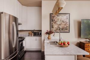 6BR CBD Condo Duo Walk to French Quarter