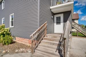 Walk to Dining & Brewery! Cozy Kiel Apartment