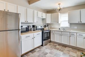 Walk to Dining & Brewery! Cozy Kiel Apartment