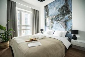 oompH Warsaw Downtown 2BR Apartment with Balcony