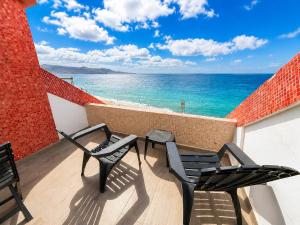 Modern Beachfront Studio with Balcony Views NEW