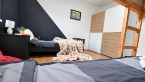 The Black Frame Apartment s teraso in parkiriščem