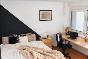 The Black Frame Apartment s teraso in parkiriščem
