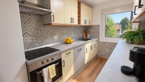The Black Frame Apartment s teraso in parkiriščem