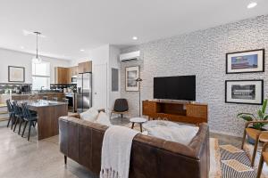 South Side Modern - Downtown Living - Amazing Location
