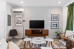 South Side Modern - Downtown Living - Amazing Location