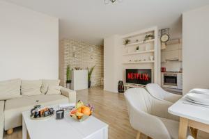 Ochota Airport Apartment with Parking by P&M