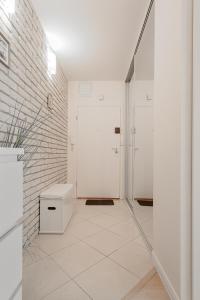 Ochota Airport Apartment with Parking by P&M