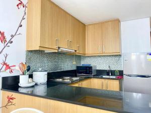 Elegant 2BR Infront Mall of Asia SMX Shell Residences Pasay City up to 6pax