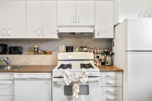 Riverbend 1BR Guest Suite near Stampede Park Queen Bed Patio BBQ Self Check In