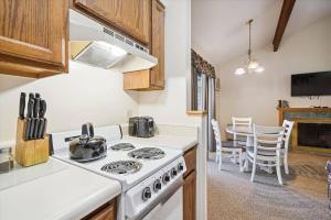 202 Cedarbrook One bedroom Queen Suite