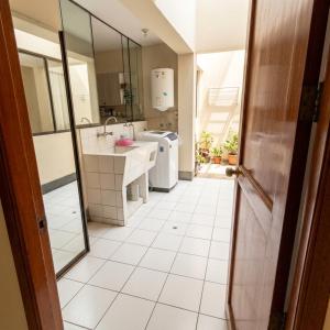 Habitación con baño y areas compartidas