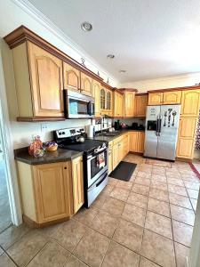 Open AUG dates! 2 Beds w HotTub & Lake view