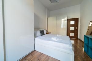 Jeżyce Peaceful Living Apartment by BookingHost