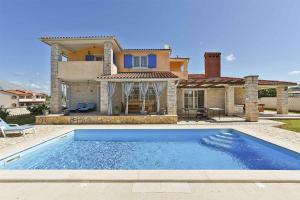 Villa with Pool in Vodnjan-Vodnjan (Region) 51176