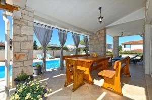 Villa with Pool in Vodnjan-Vodnjan (Region) 51176