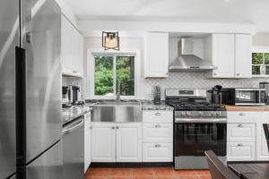 Falmouth Group Retreat, Outdoor Living, Central AC, Dogs OK