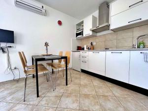 Apartments with A - C in Cizici-Insel Krk 12497