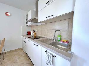 Apartments with A - C in Cizici-Insel Krk 12497