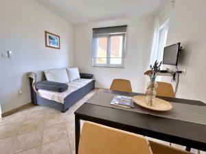 Apartments with A - C in Cizici-Insel Krk 12497