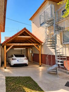 Sunny 2BR Apartment - 2nd Floor - Private Indoor Parking