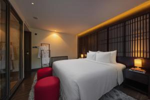 Oasis Bay Party Cruise - Ha Long Bay Tour