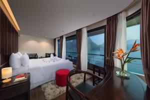 Oasis Bay Party Cruise - Ha Long Bay Tour