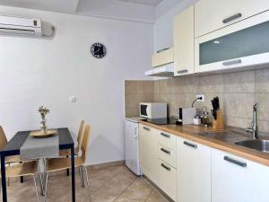 Apartments with A - C in Cizici-Insel Krk 12498