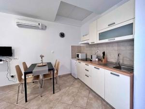 Apartments with A - C in Cizici-Insel Krk 12498