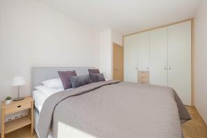 Exceptional air-conditioned studio Warsaw Grzybowska 3 by Heyrent