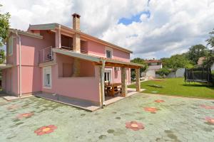 Holiday Home with Pool in Valbandon-Istrien 44302