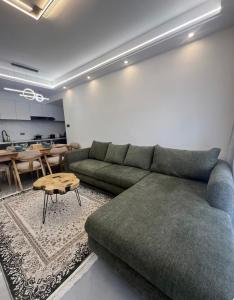 2BR-HeatedPool-Gym-Sauna-SteamRoom-Wifi-Parking