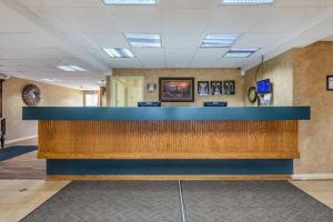 Econo Lodge Inn & Suites Triadelphia - Wheeling