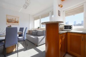 Two-storey Apartment with Balcony in Warsaw by Noclegi Renters