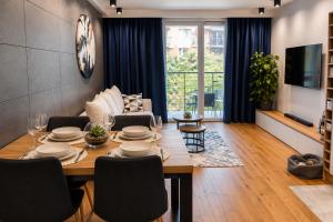 Modern 2BR Apartment for 4 Parking Warsaw Wola