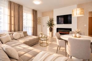 ALURE RESIDENCES 13 & 24h self check-in, fireplace,private parking in front of the apartment building included, new building, green area with meadows and forests