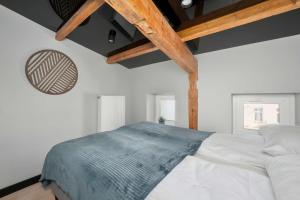 Modern Attic Apartment with Air Conditioning in the City Centre by Noclegi Renters