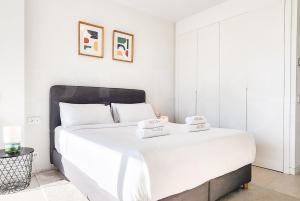 Beachside Apartment with Terrace and Pool REMS