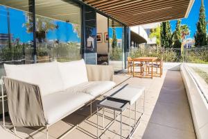 Beachside Apartment with Terrace and Pool REMS